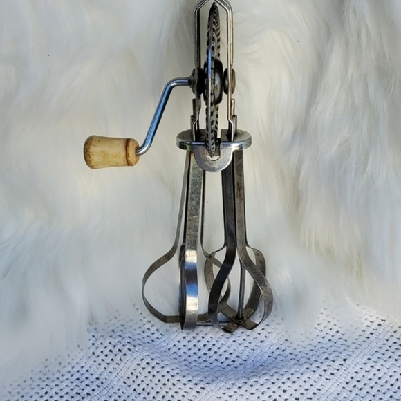 Vintage Red Handle ‎ egg beater /Mixer - Picture 2 of 7